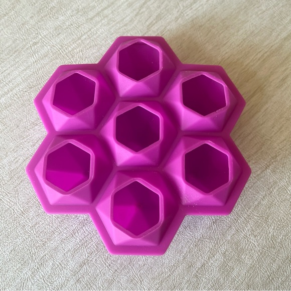 Hot pink diamond shaped silicone ice cube tray - Picture 6 of 6